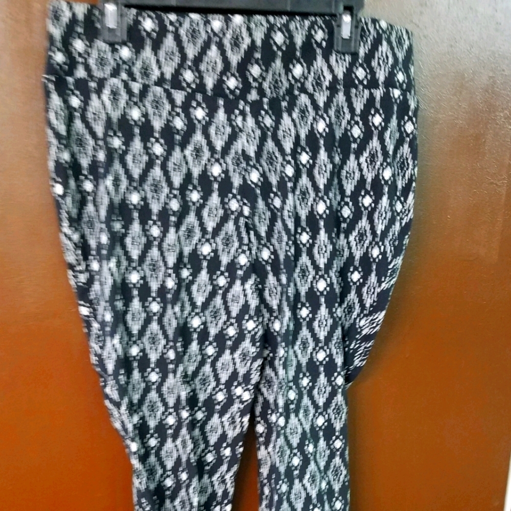 Torrid Sz 1 Stretchy Skinny Capri Pants B&W